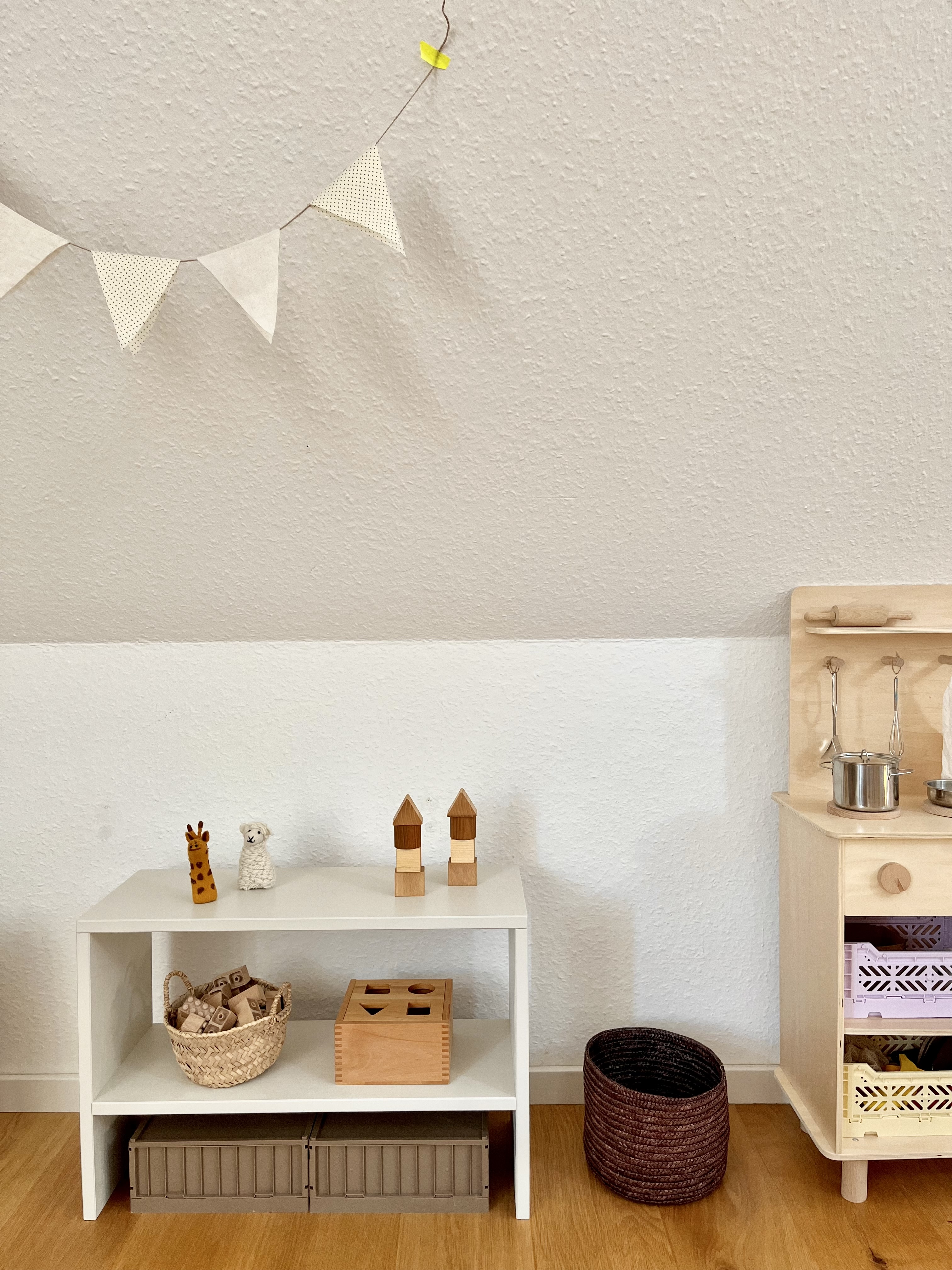 Offenes Spielzeugregal von studio womik